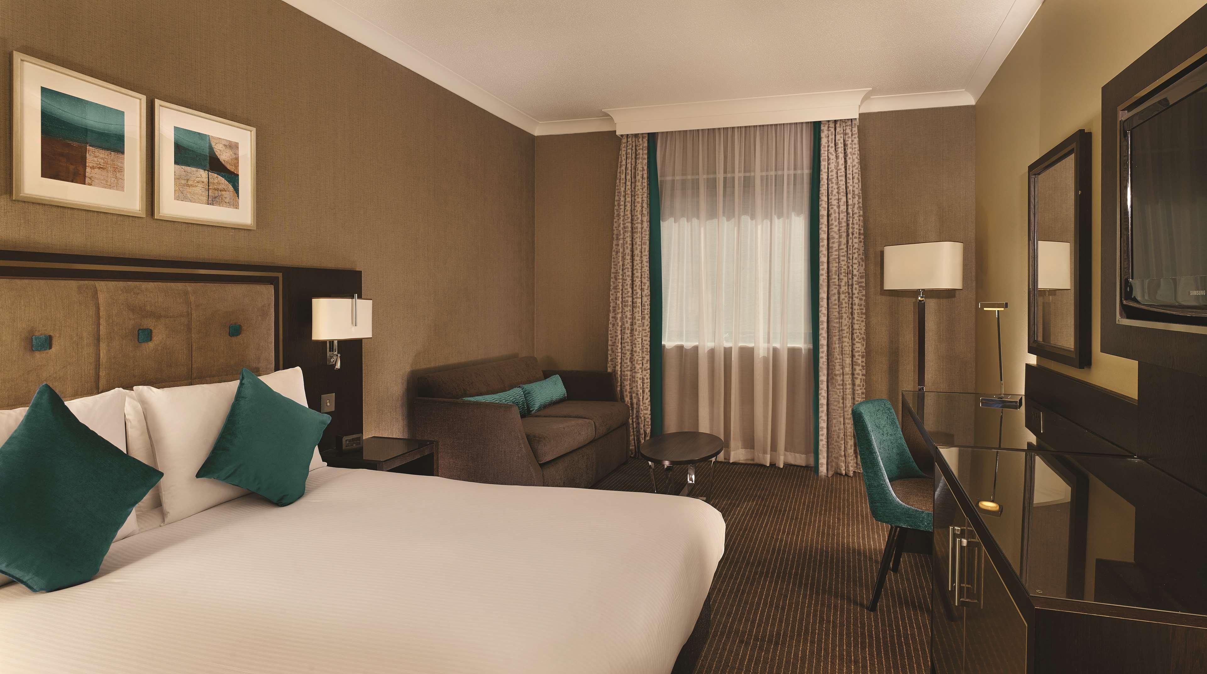 Doubletree By Hilton Woking Hotel Eksteriør billede