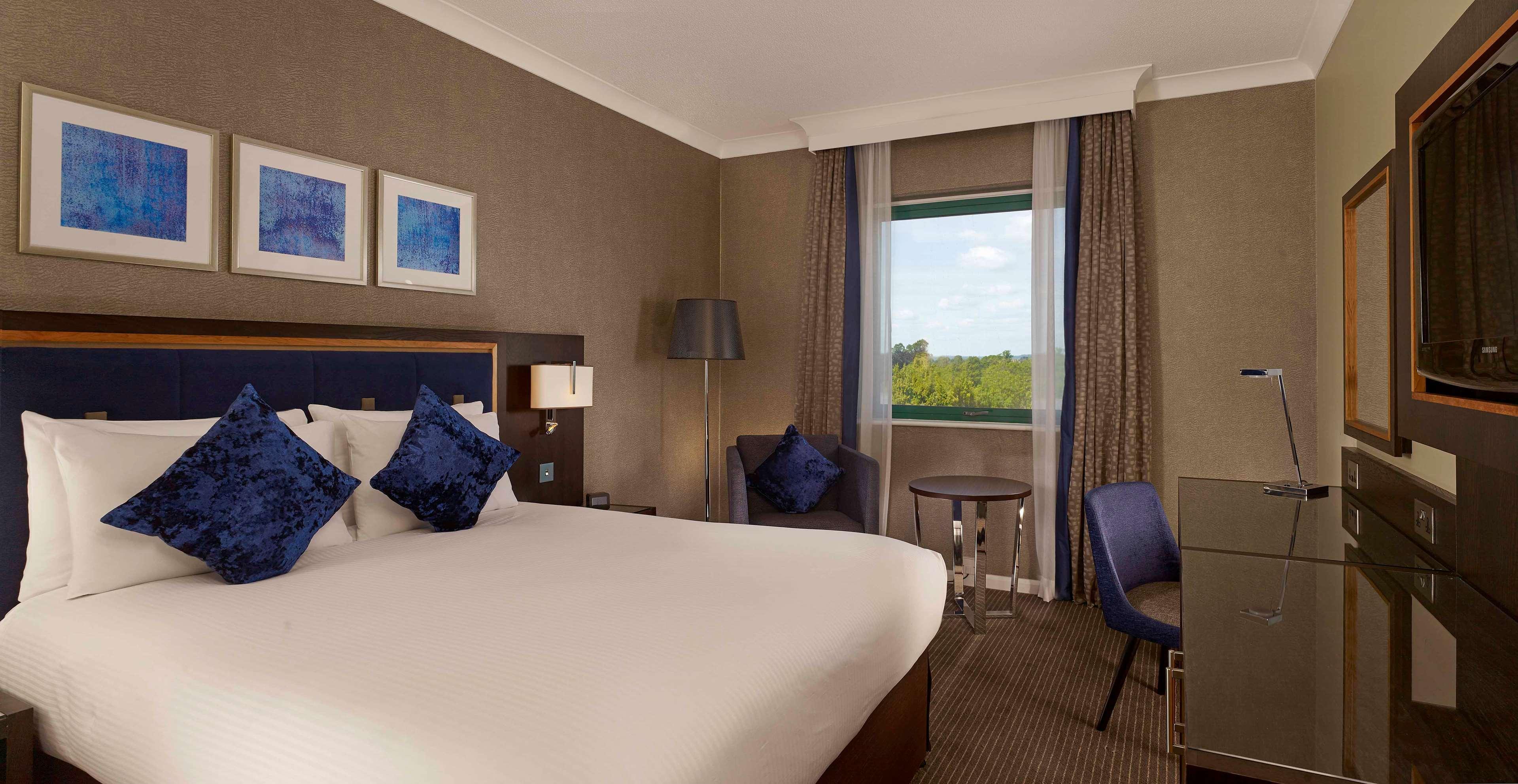 Doubletree By Hilton Woking Hotel Eksteriør billede