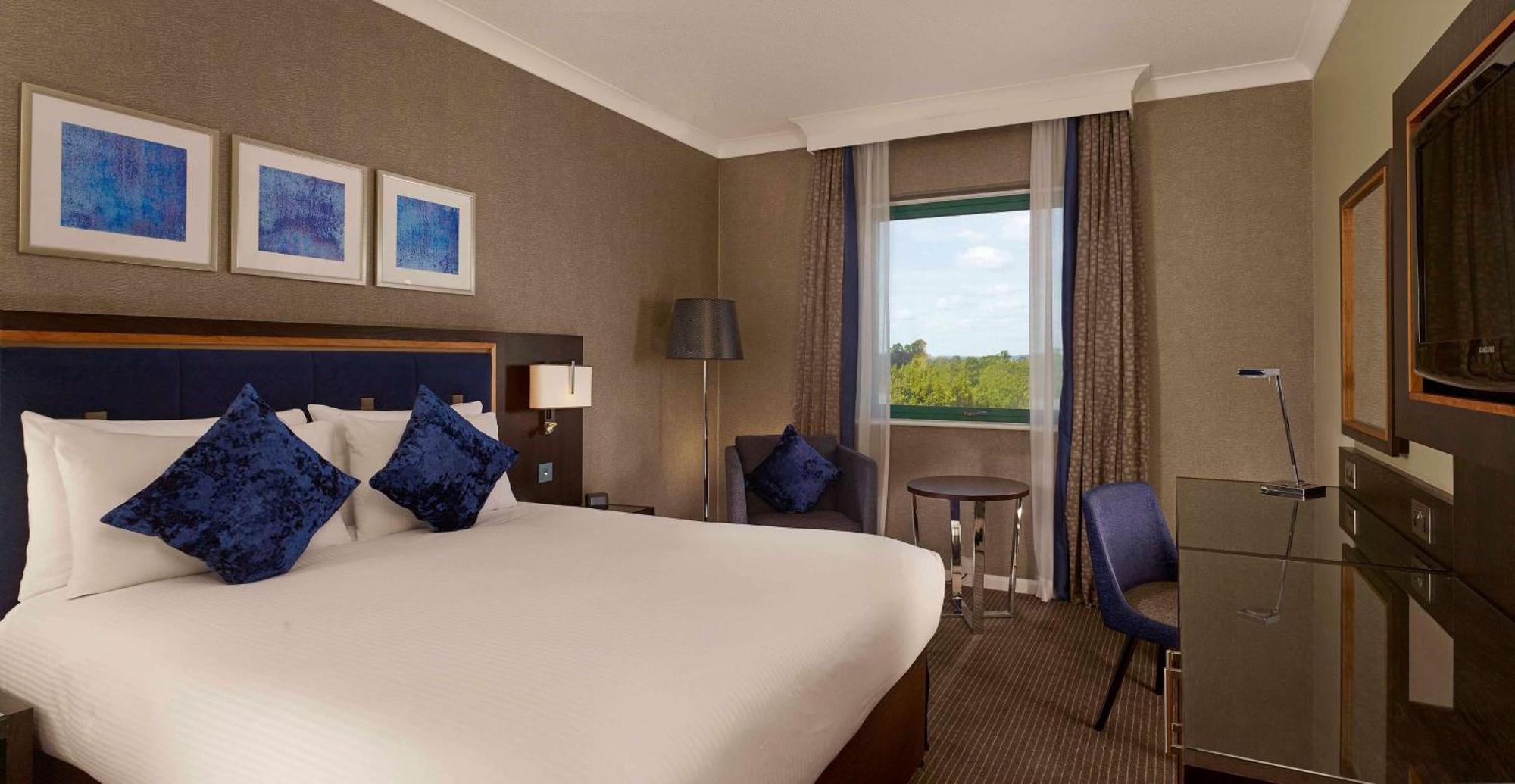 Doubletree By Hilton Woking Hotel Eksteriør billede