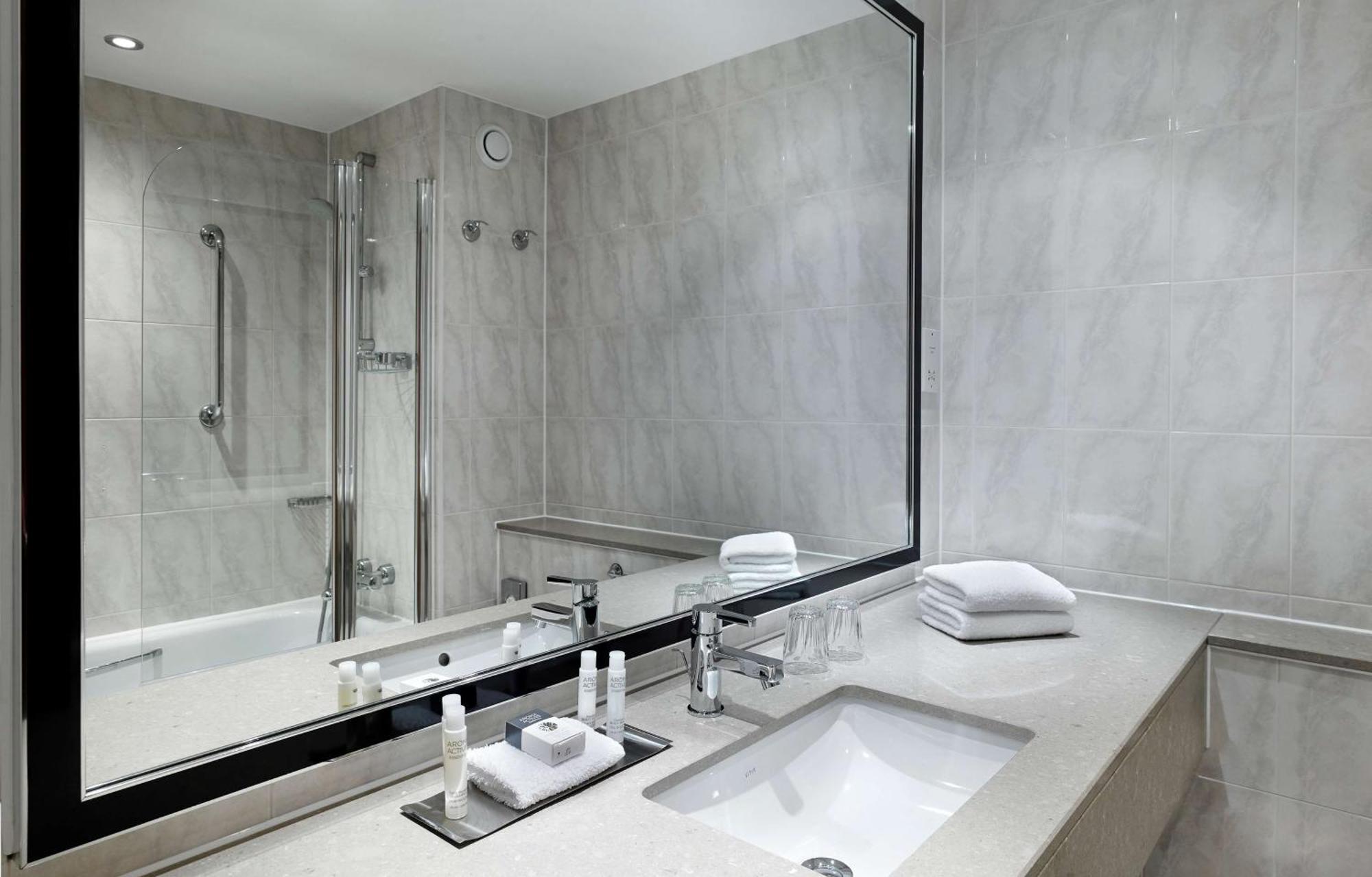 Doubletree By Hilton Woking Hotel Eksteriør billede