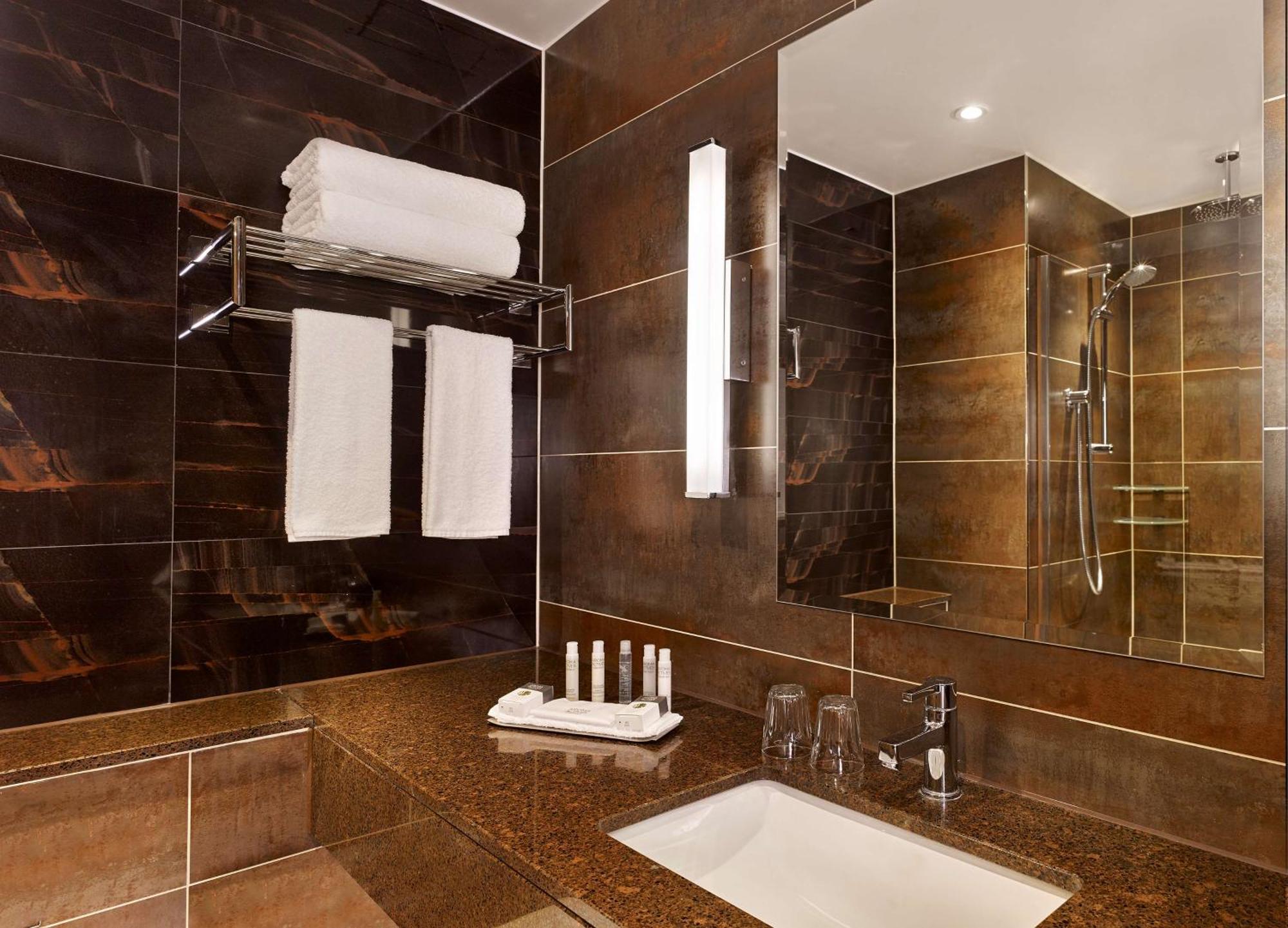 Doubletree By Hilton Woking Hotel Eksteriør billede