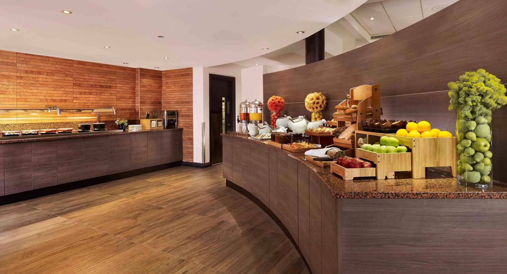 Doubletree By Hilton Woking Hotel Eksteriør billede