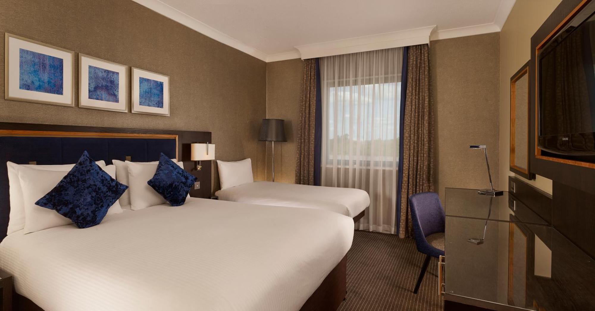 Doubletree By Hilton Woking Hotel Eksteriør billede