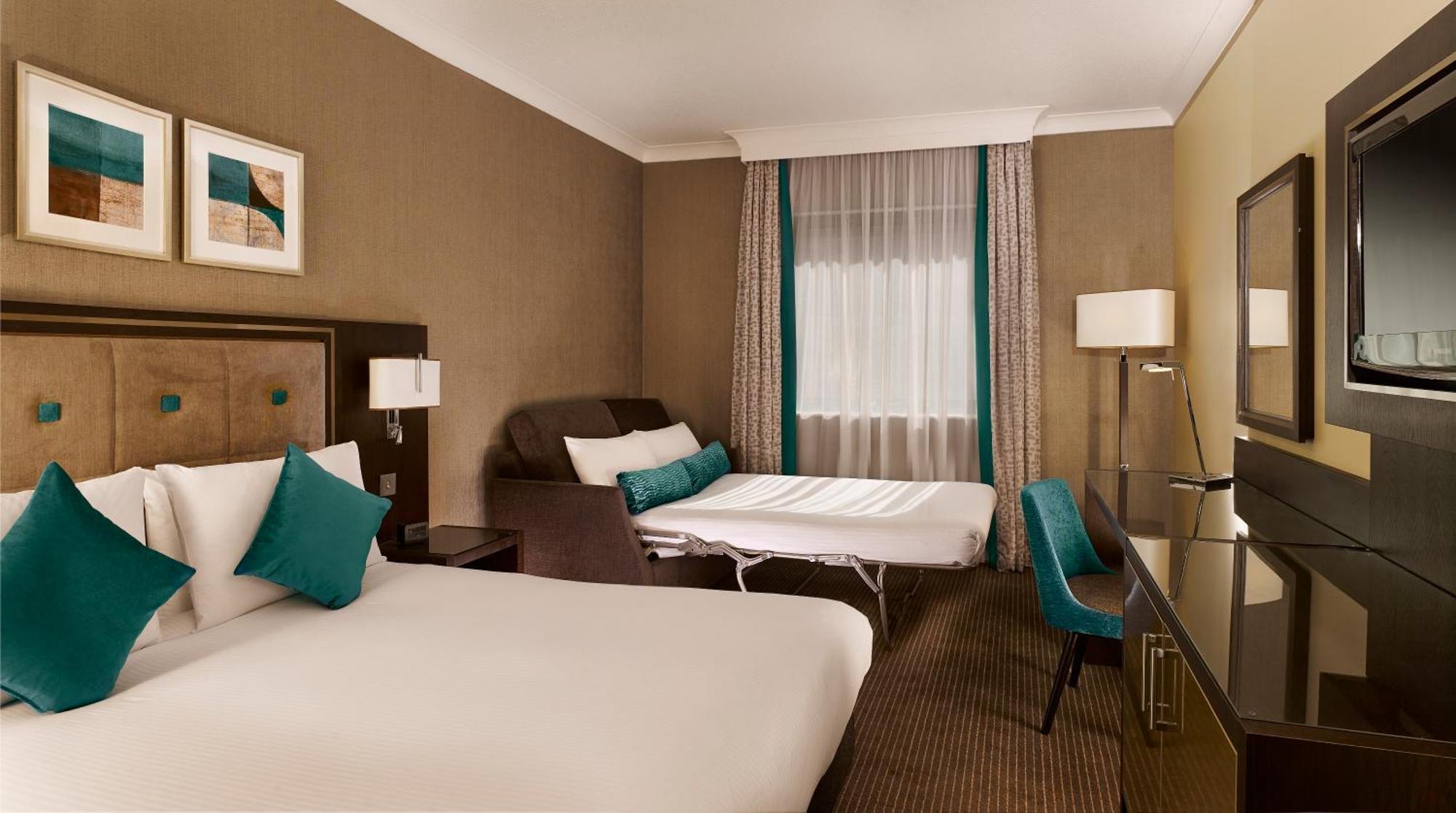 Doubletree By Hilton Woking Hotel Eksteriør billede
