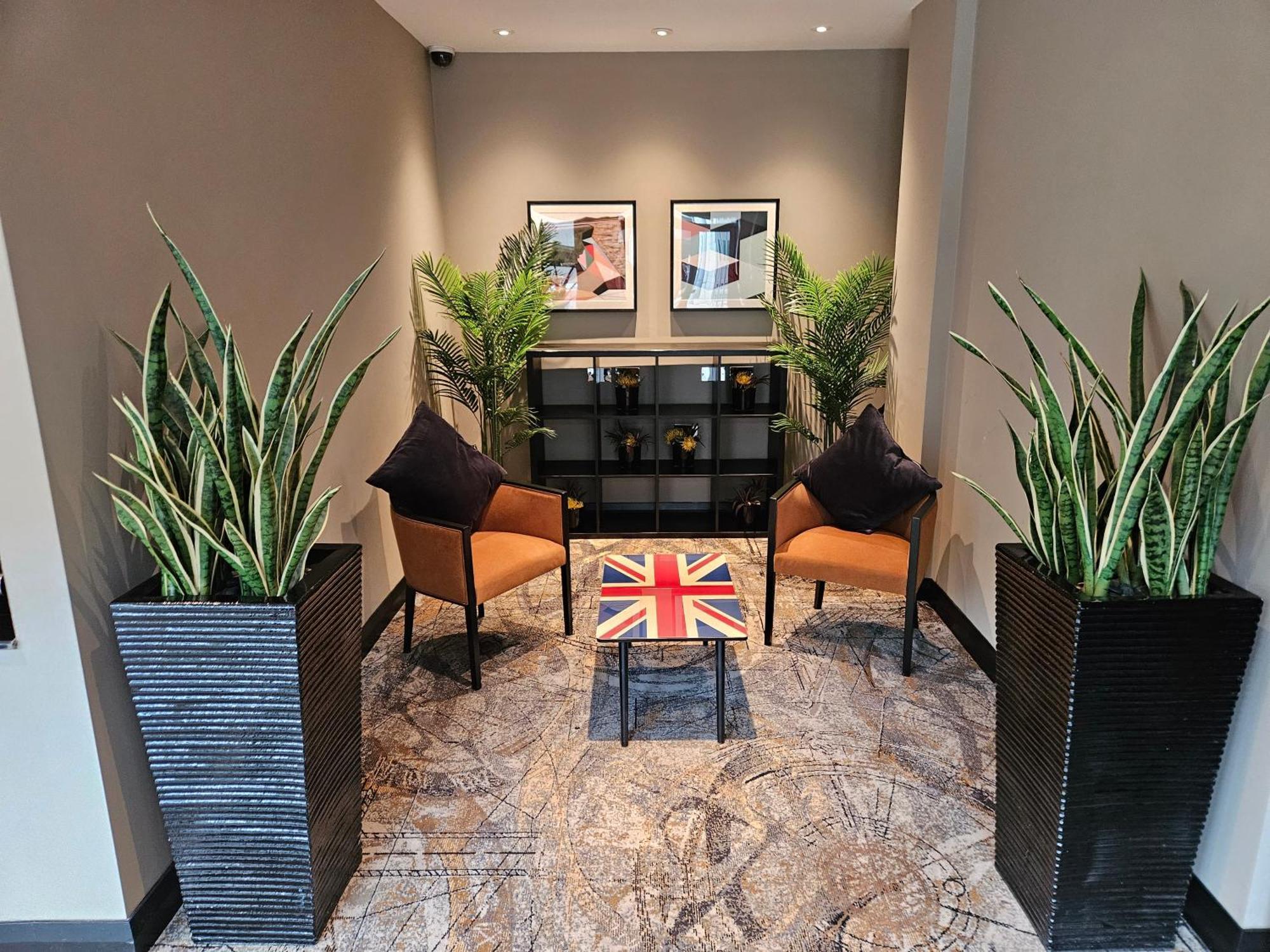 Doubletree By Hilton Woking Hotel Eksteriør billede
