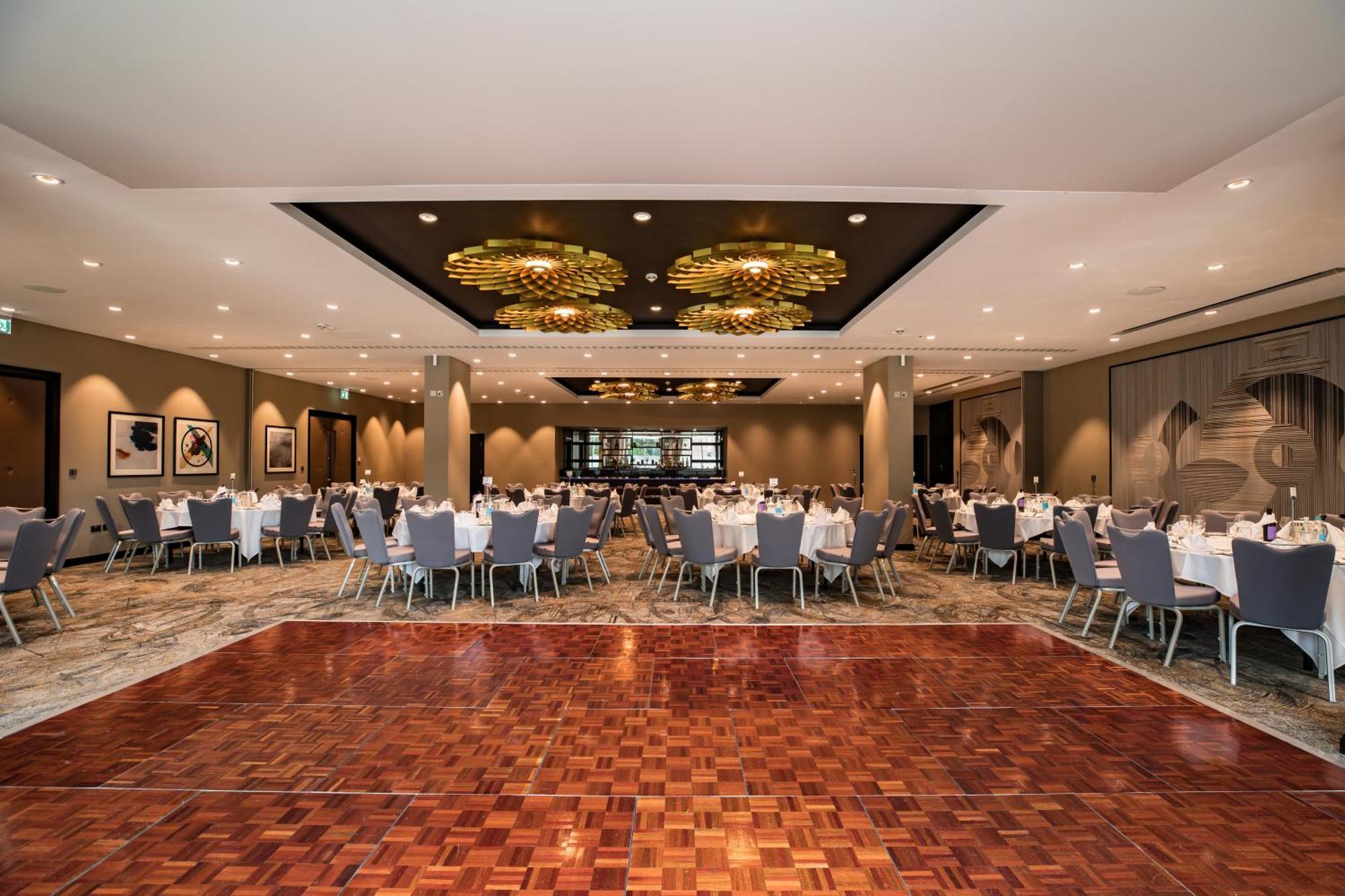 Doubletree By Hilton Woking Hotel Eksteriør billede