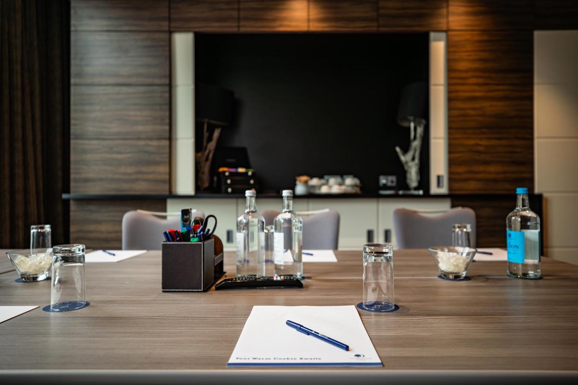 Doubletree By Hilton Woking Hotel Eksteriør billede