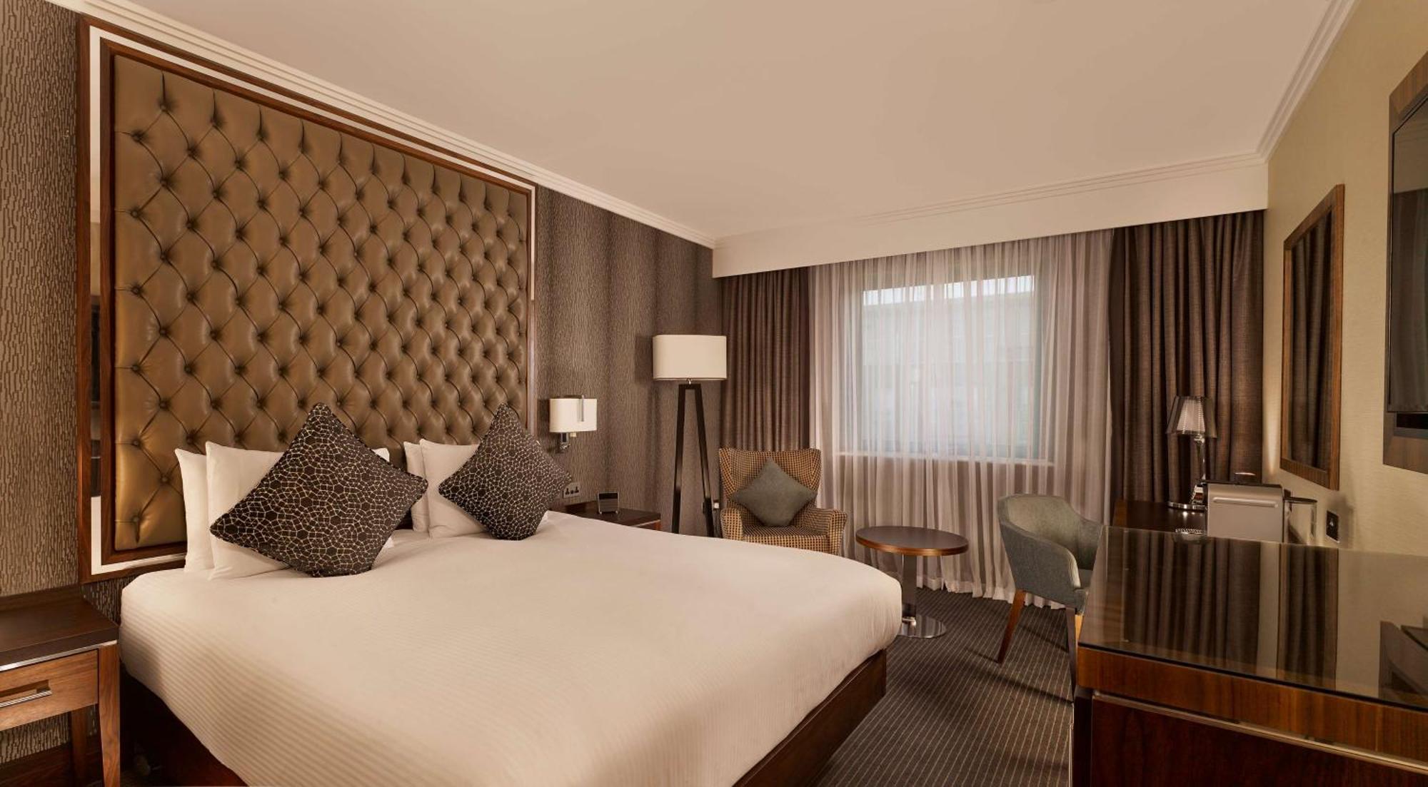 Doubletree By Hilton Woking Hotel Eksteriør billede