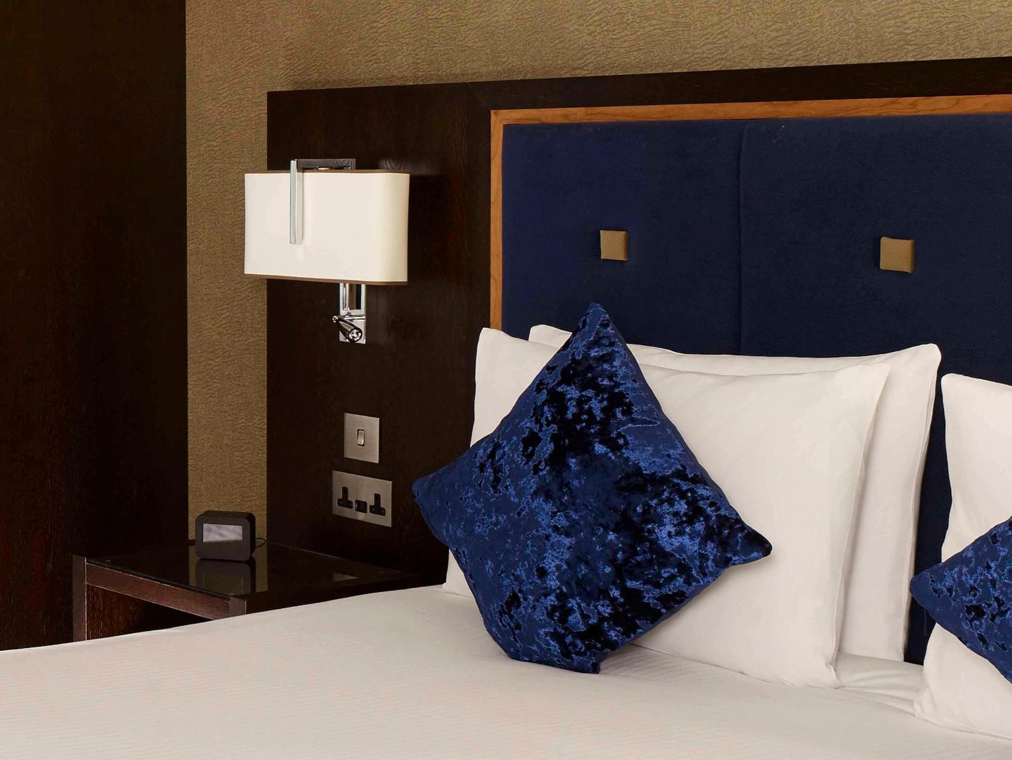 Doubletree By Hilton Woking Hotel Eksteriør billede
