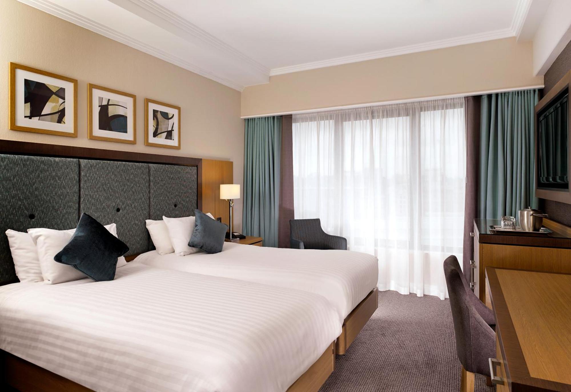 Doubletree By Hilton Woking Hotel Eksteriør billede