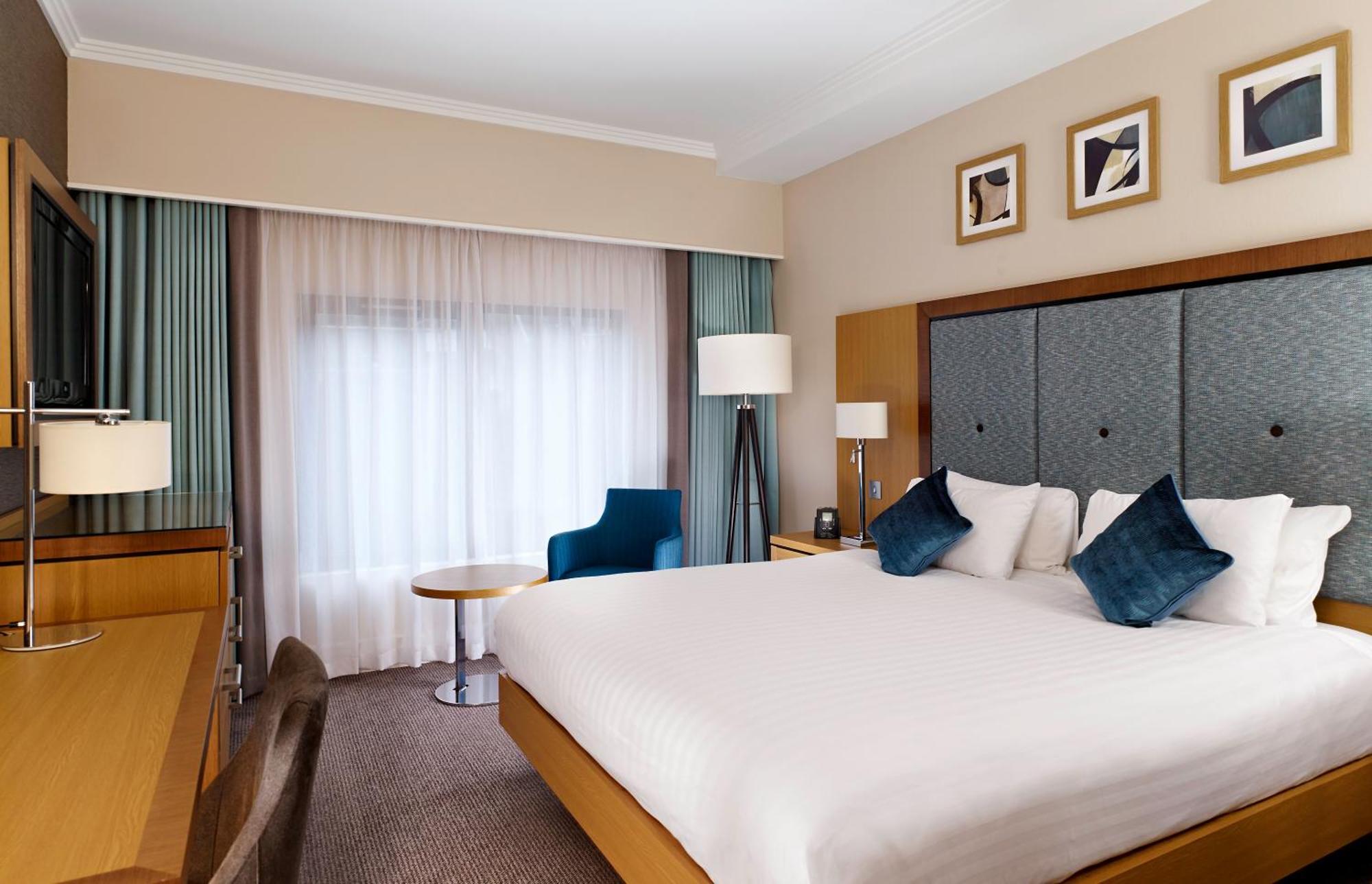 Doubletree By Hilton Woking Hotel Eksteriør billede