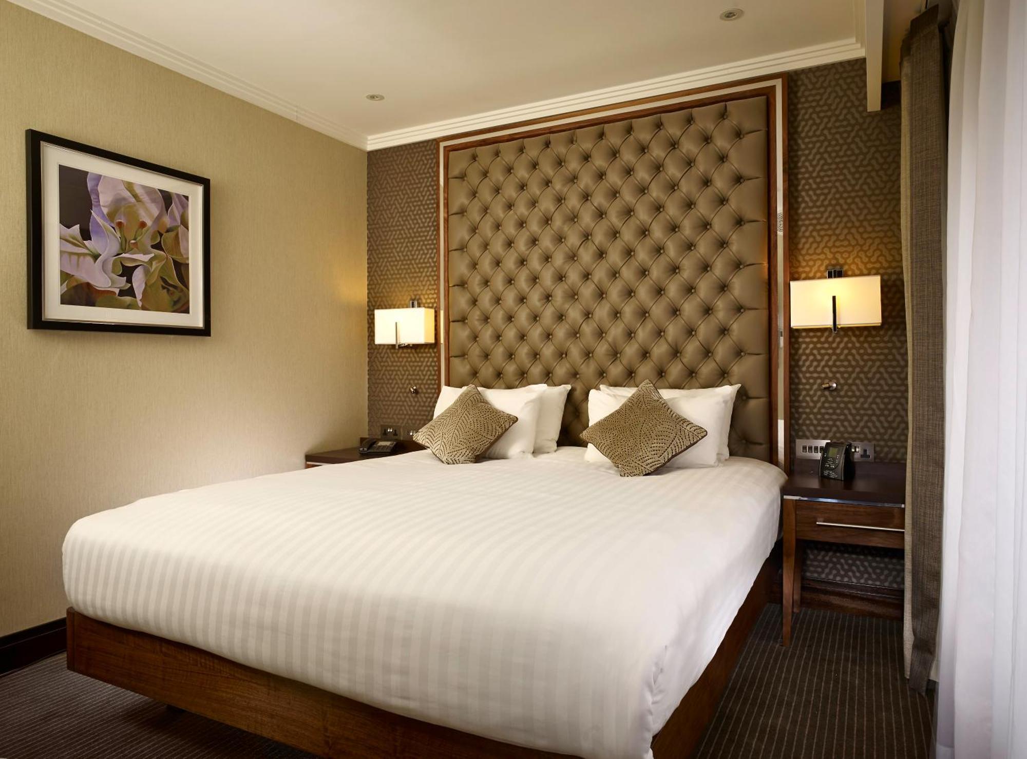 Doubletree By Hilton Woking Hotel Eksteriør billede