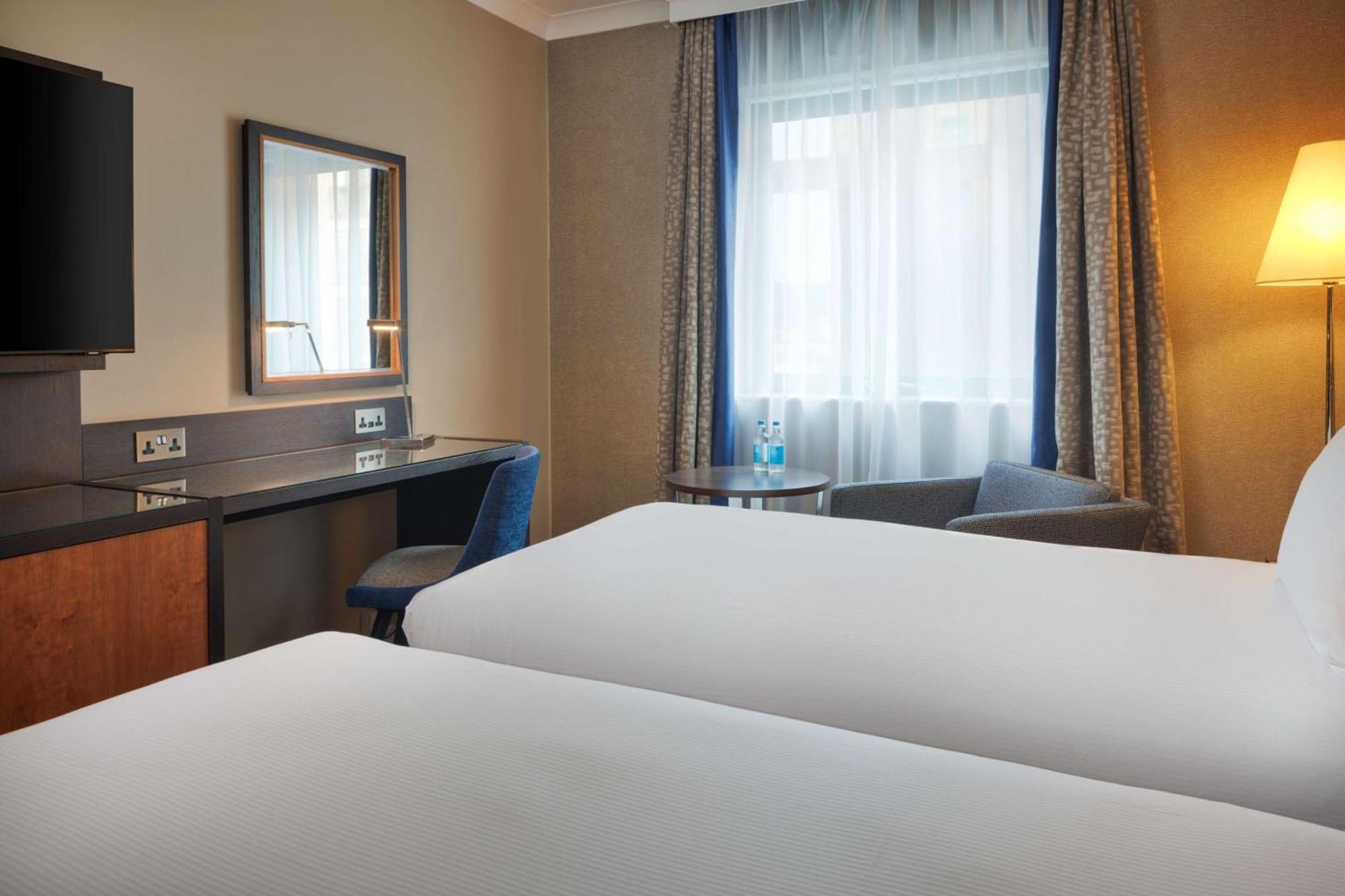 Doubletree By Hilton Woking Hotel Eksteriør billede