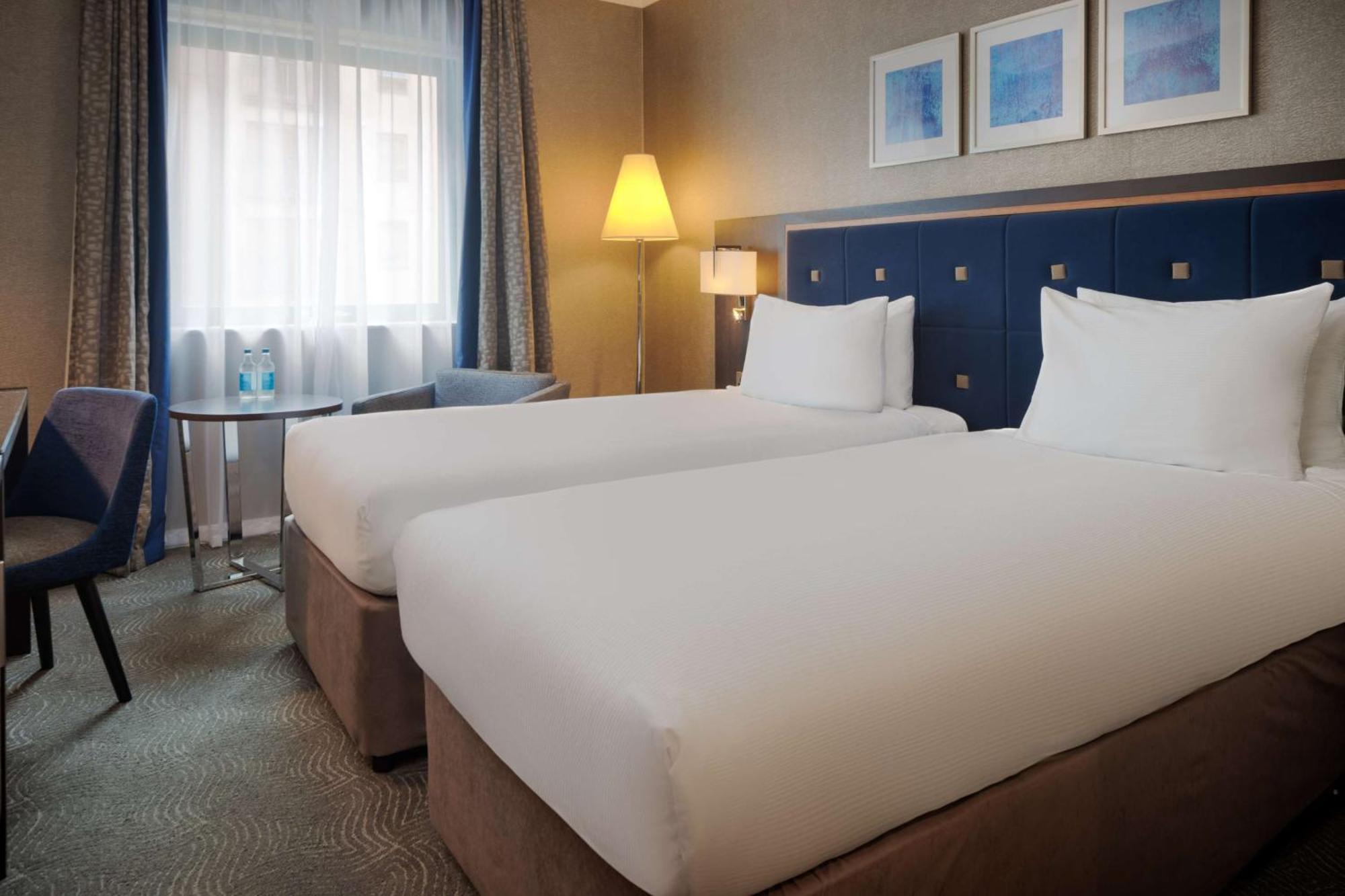 Doubletree By Hilton Woking Hotel Eksteriør billede