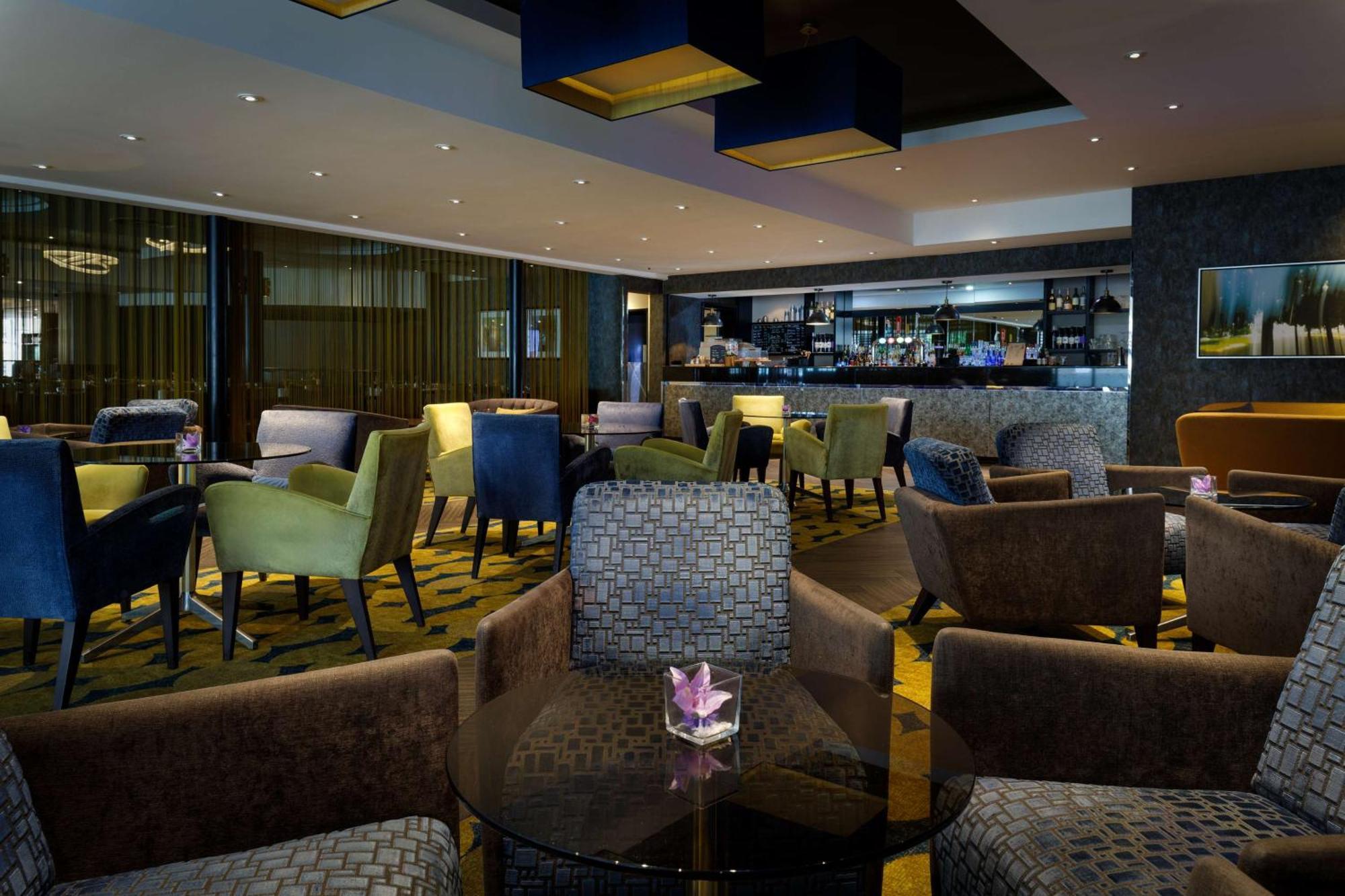 Doubletree By Hilton Woking Hotel Eksteriør billede