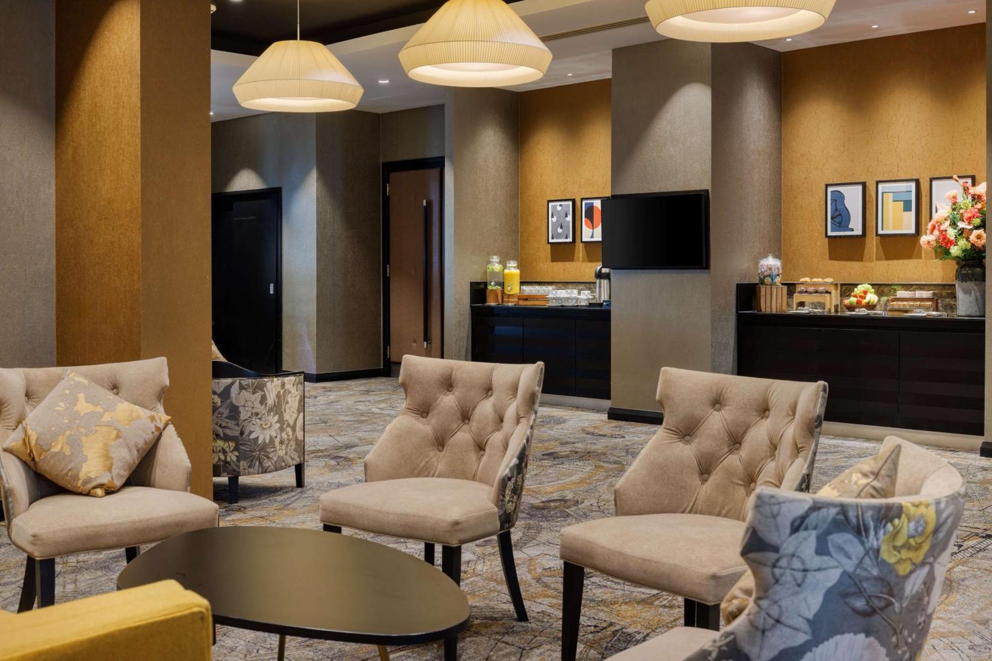Doubletree By Hilton Woking Hotel Eksteriør billede
