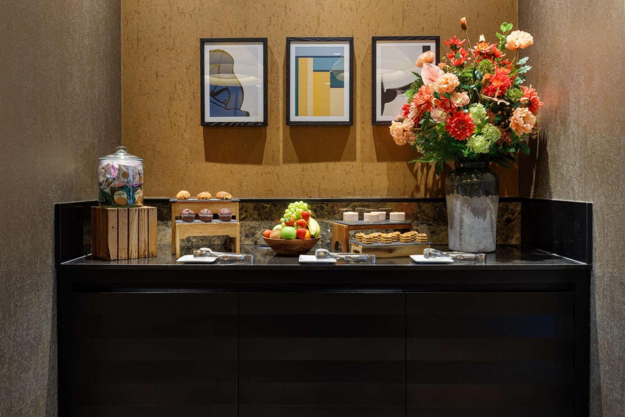 Doubletree By Hilton Woking Hotel Eksteriør billede