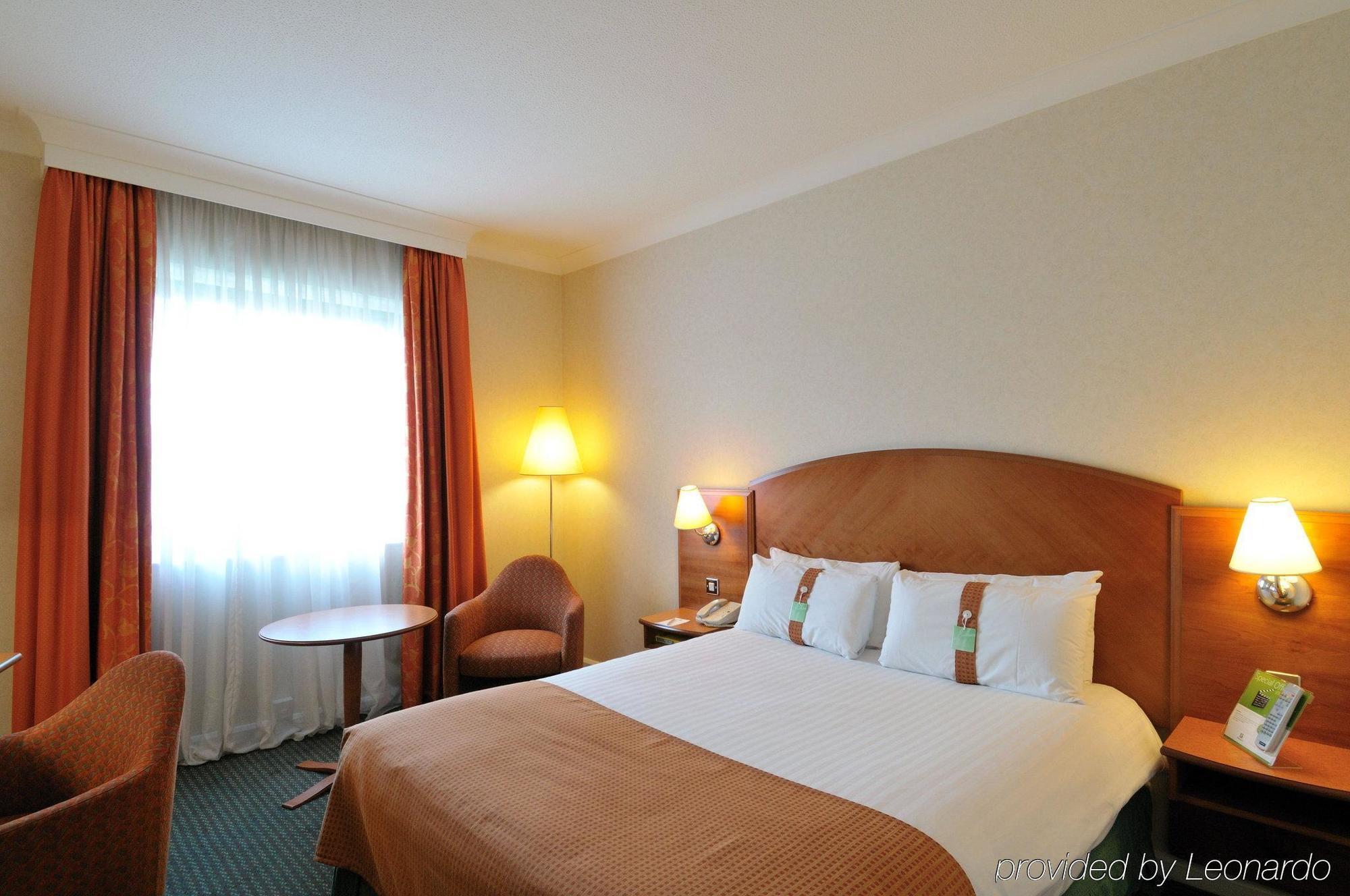 Doubletree By Hilton Woking Hotel Eksteriør billede