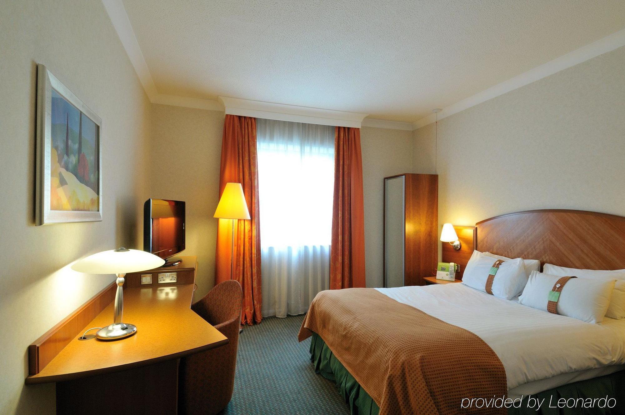 Doubletree By Hilton Woking Hotel Eksteriør billede