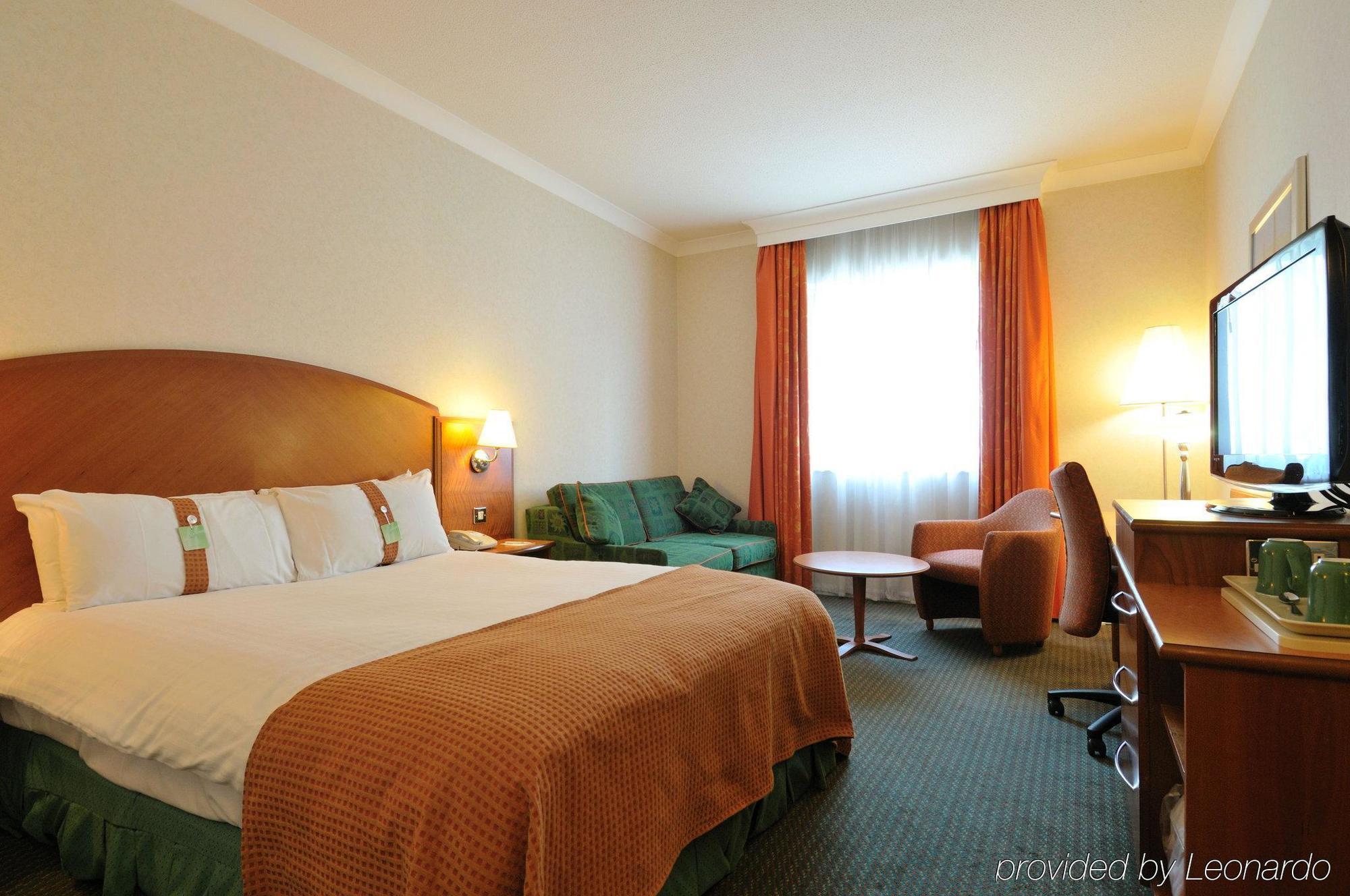 Doubletree By Hilton Woking Hotel Eksteriør billede