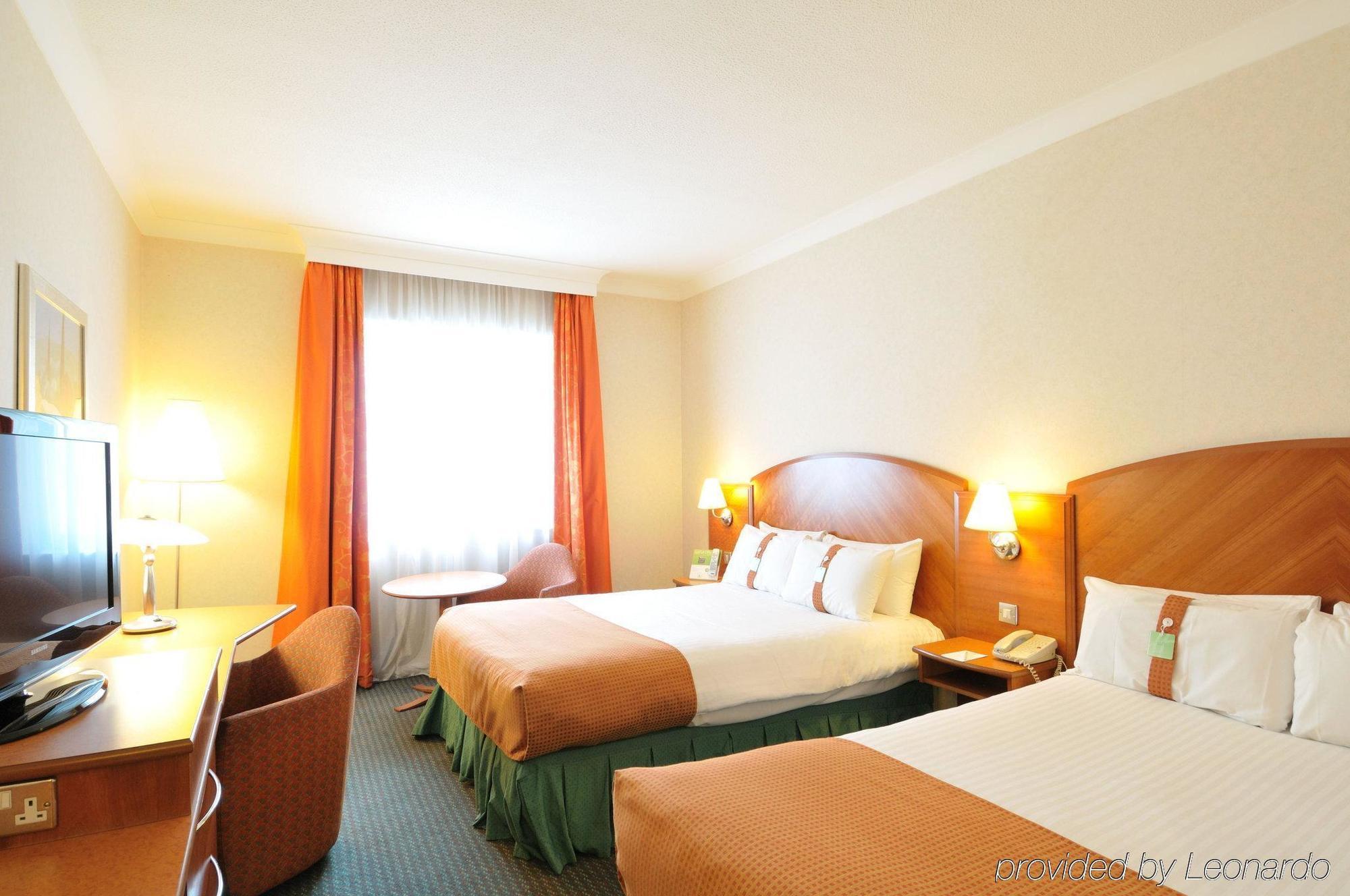 Doubletree By Hilton Woking Hotel Eksteriør billede