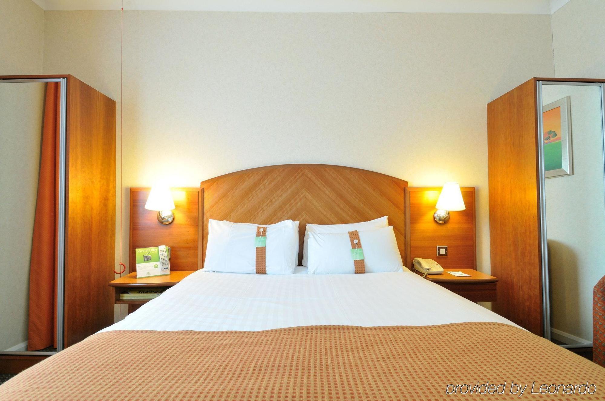 Doubletree By Hilton Woking Hotel Eksteriør billede