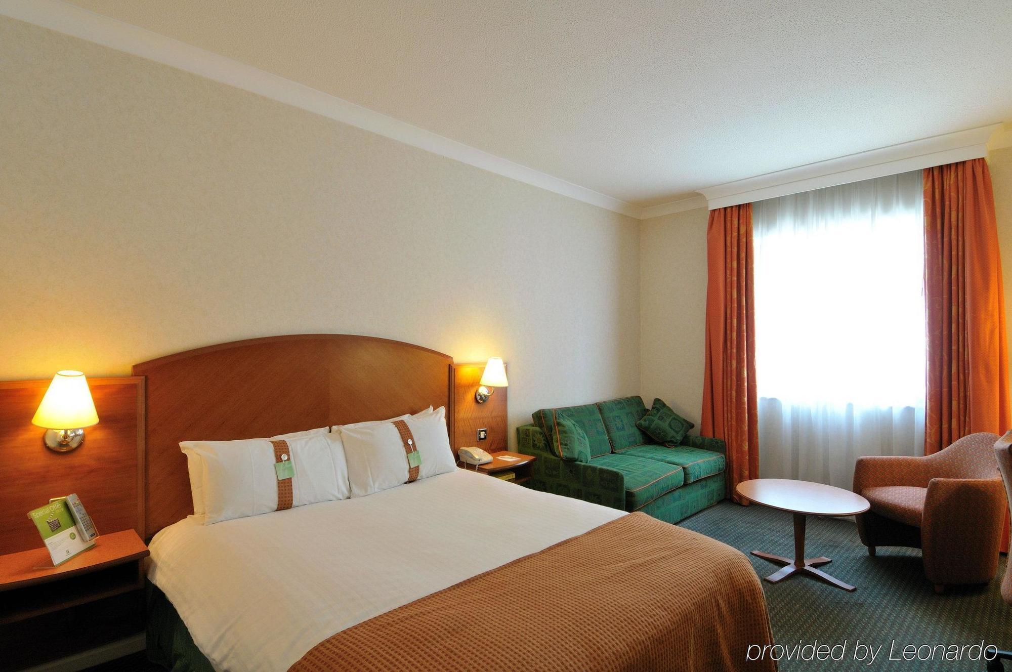 Doubletree By Hilton Woking Hotel Eksteriør billede