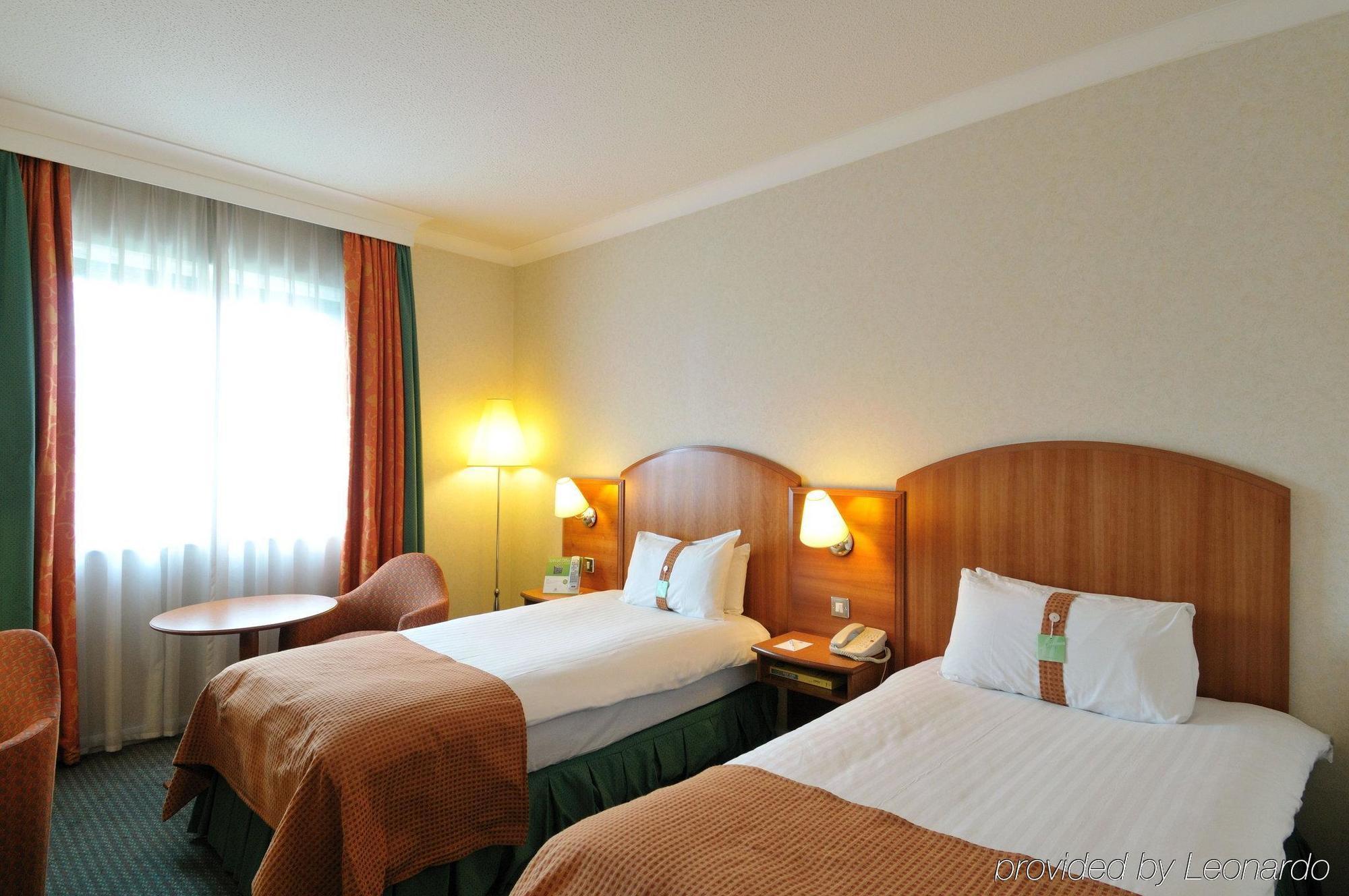 Doubletree By Hilton Woking Hotel Eksteriør billede