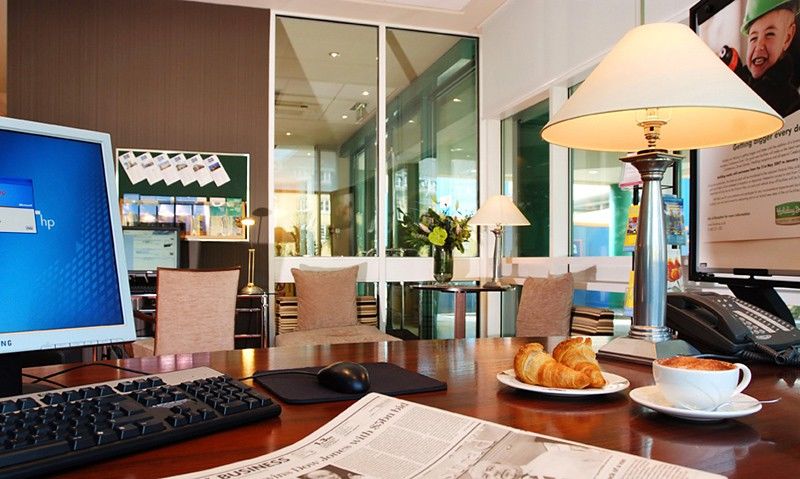 Doubletree By Hilton Woking Hotel Eksteriør billede